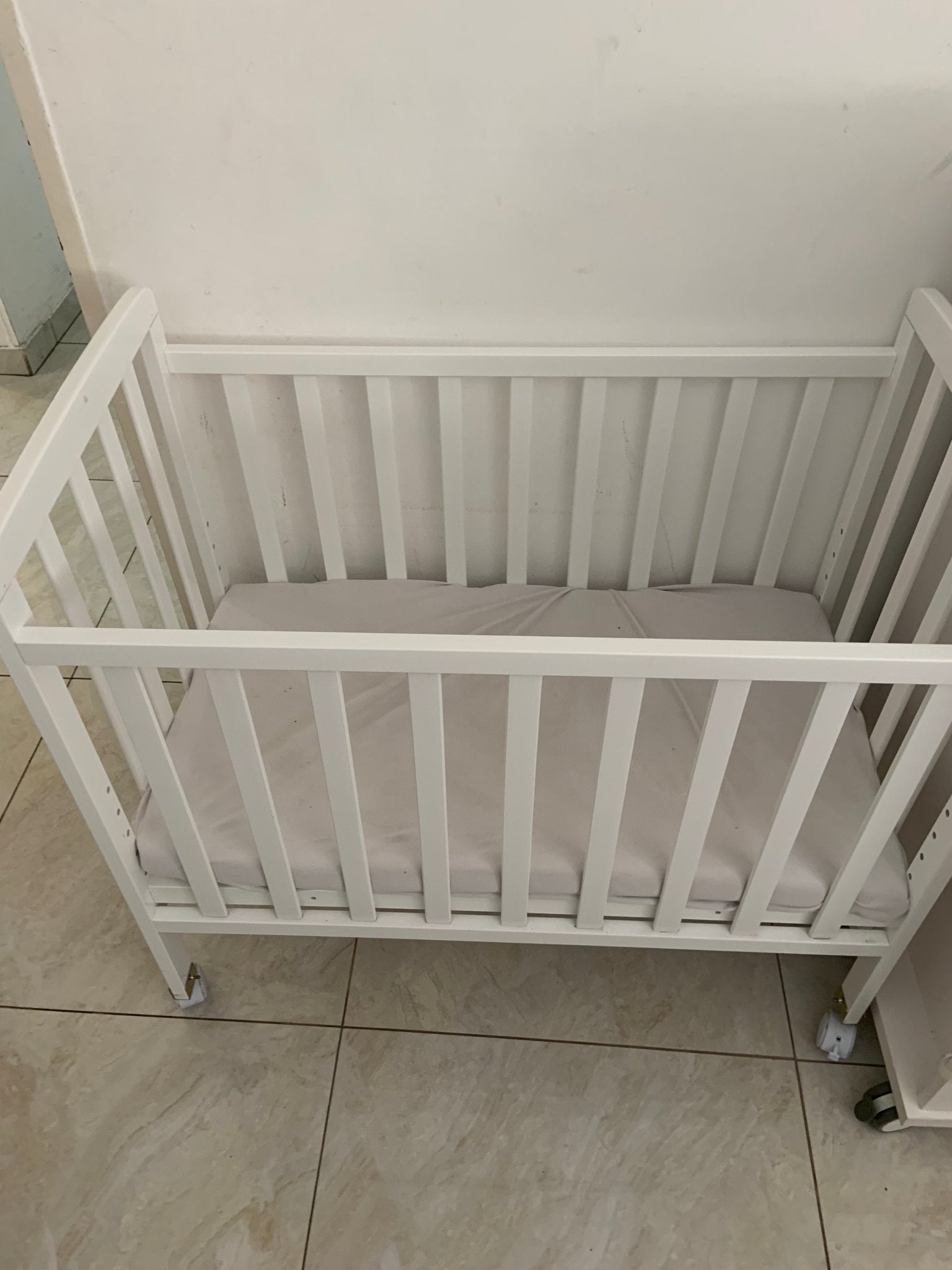 Small crib with detachable wall - The Jerusalem Market