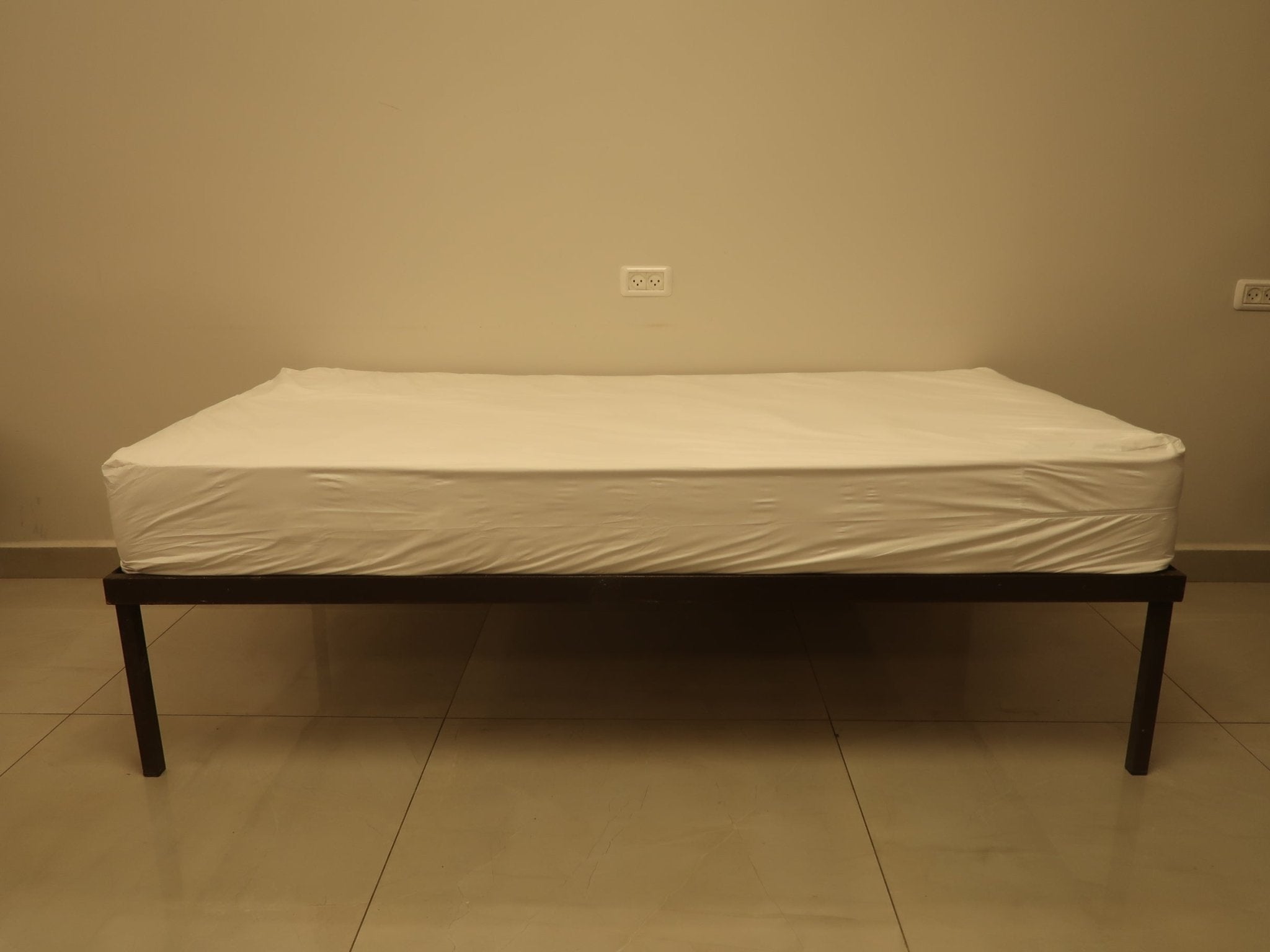 2 beds, each 1 meter wide - The Jerusalem Market