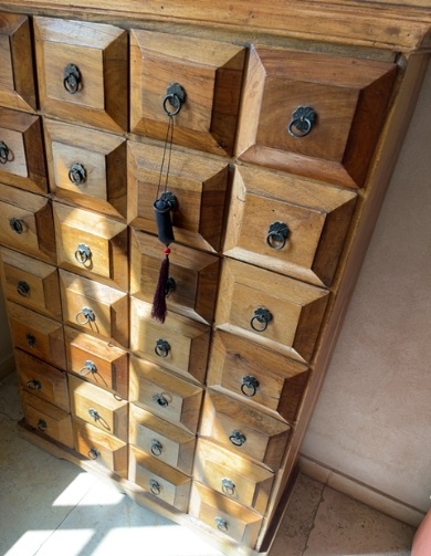Chest of small drawers
