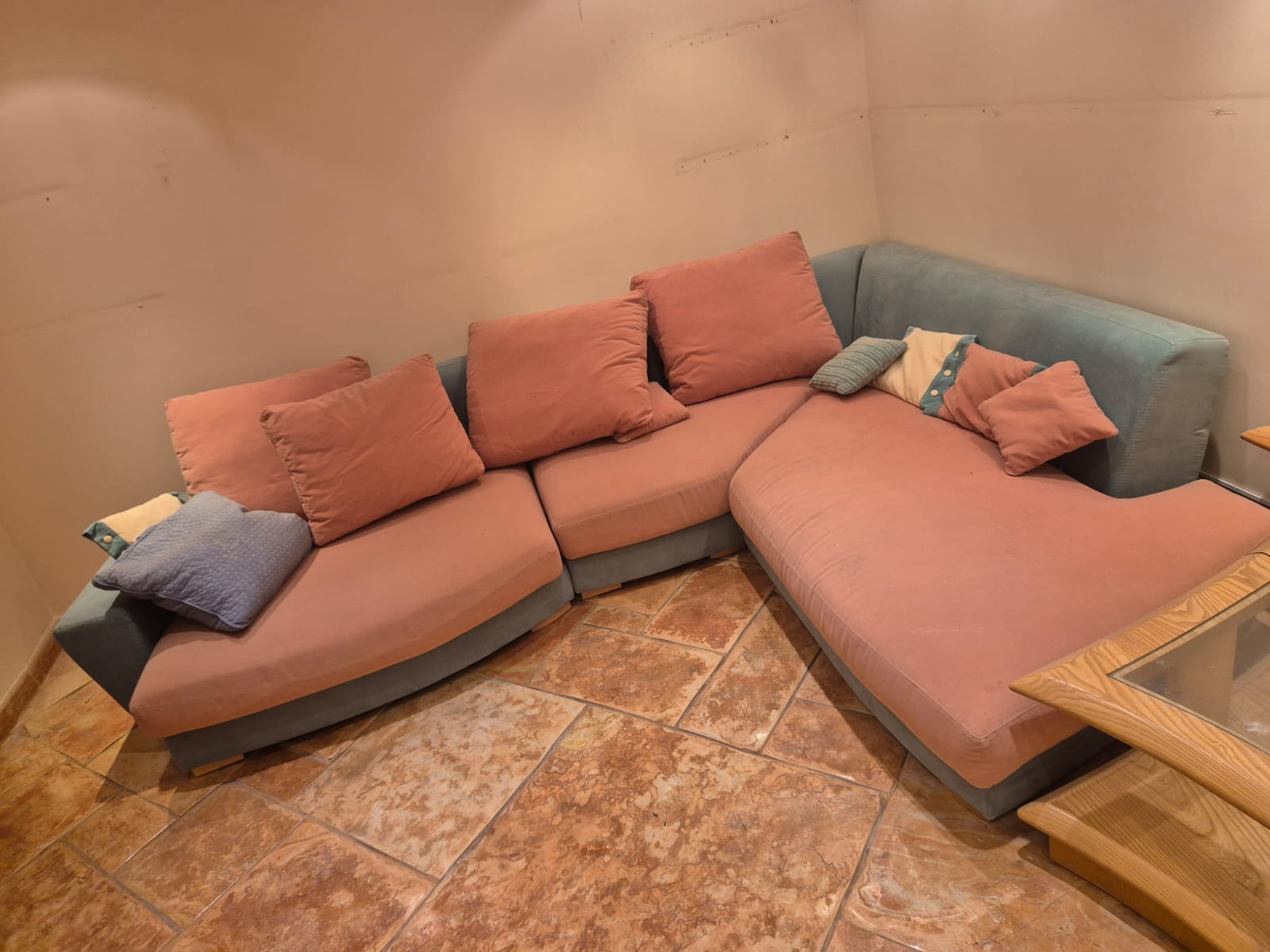 Roche Bobois couches 1,200 nis per segment. Mamilla, Jerusalem