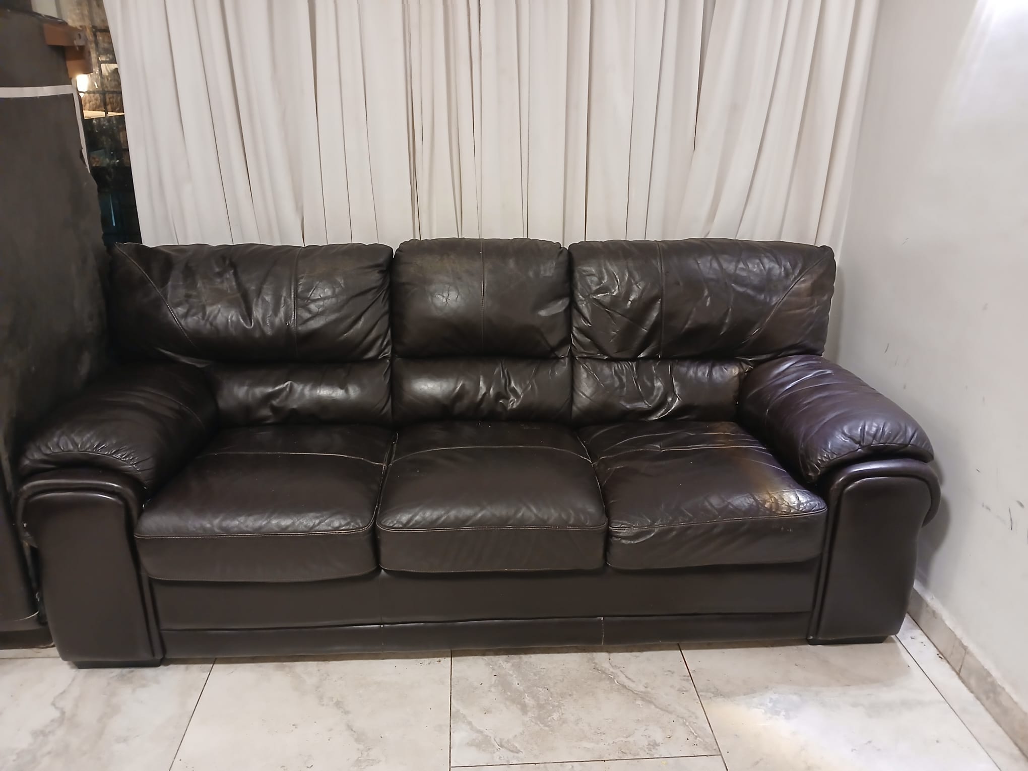 Stunning Italian leather sofas, 3 seater, 2 seater, 1 seater recliner