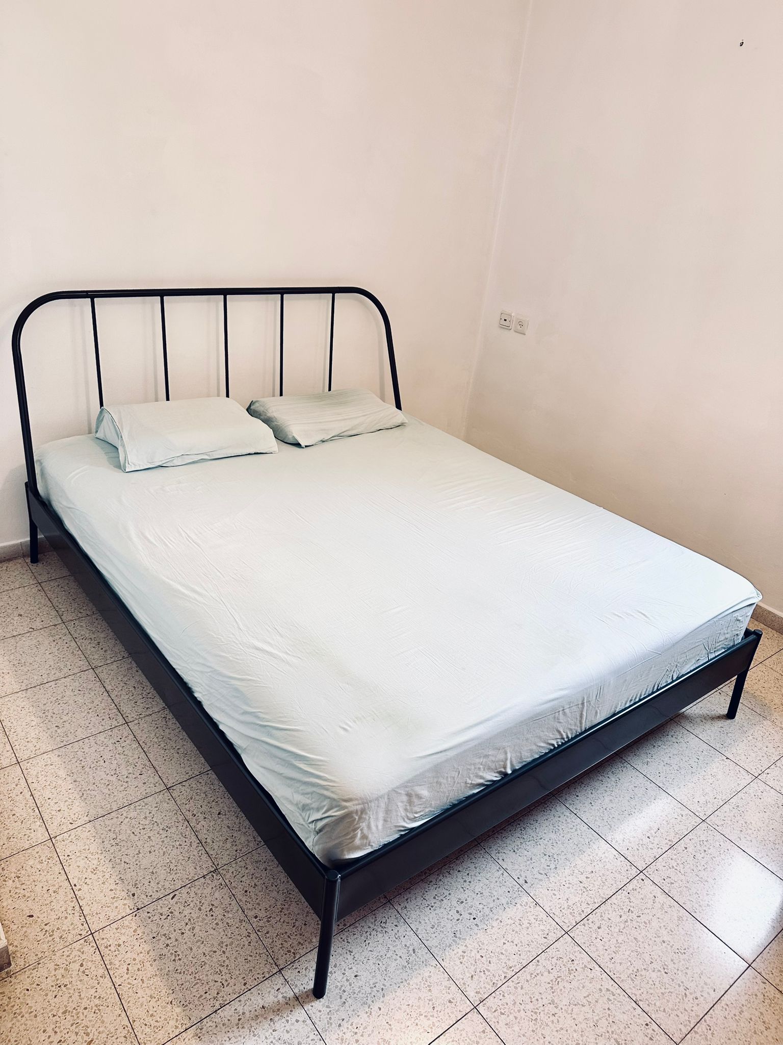 Ikea mattress with metal frame / base