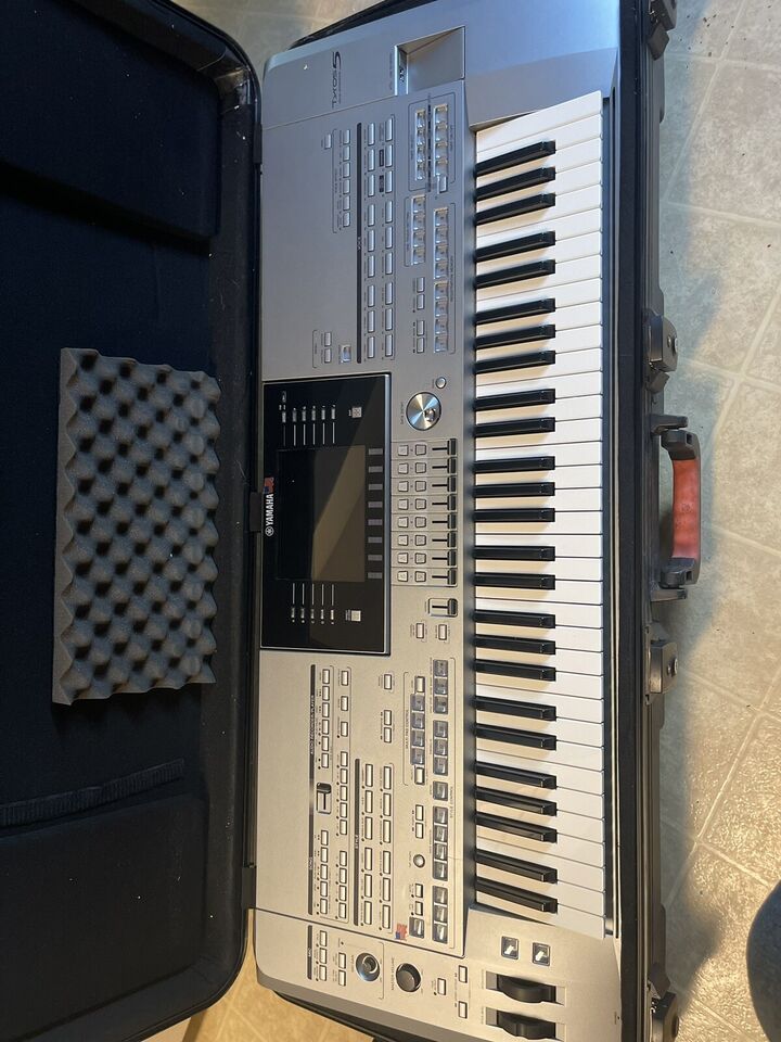 Yamaha Tyros 5 61-Key Keyboard