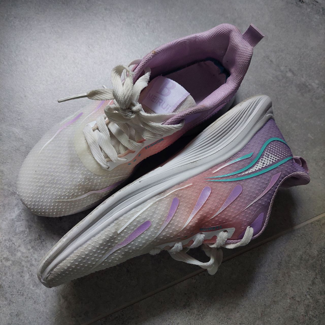 Multicolor Light Sports Shoes
