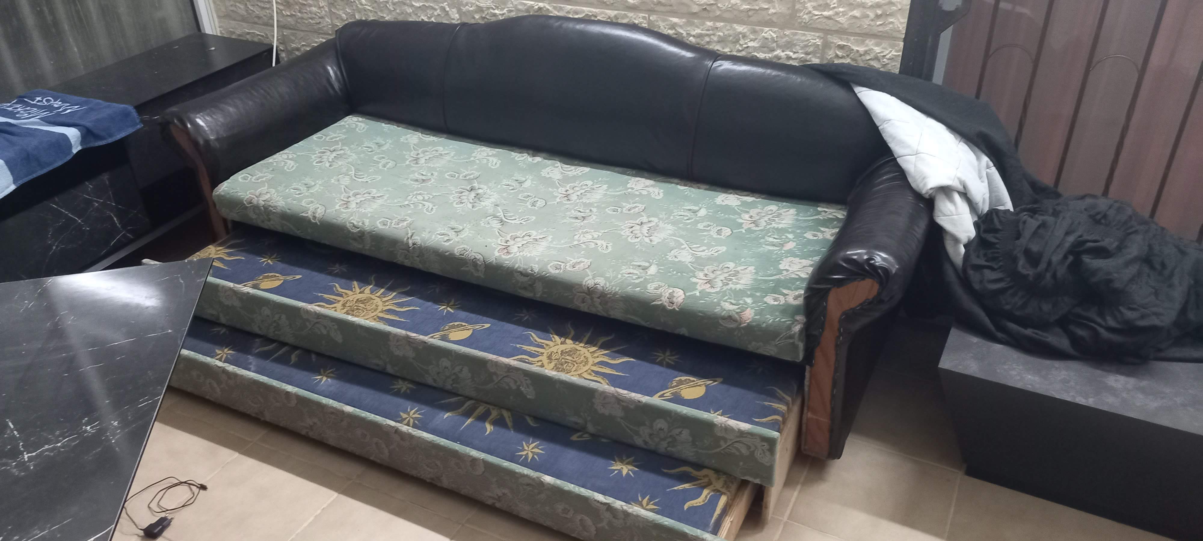 Couch bed of premium quality sleeps 3