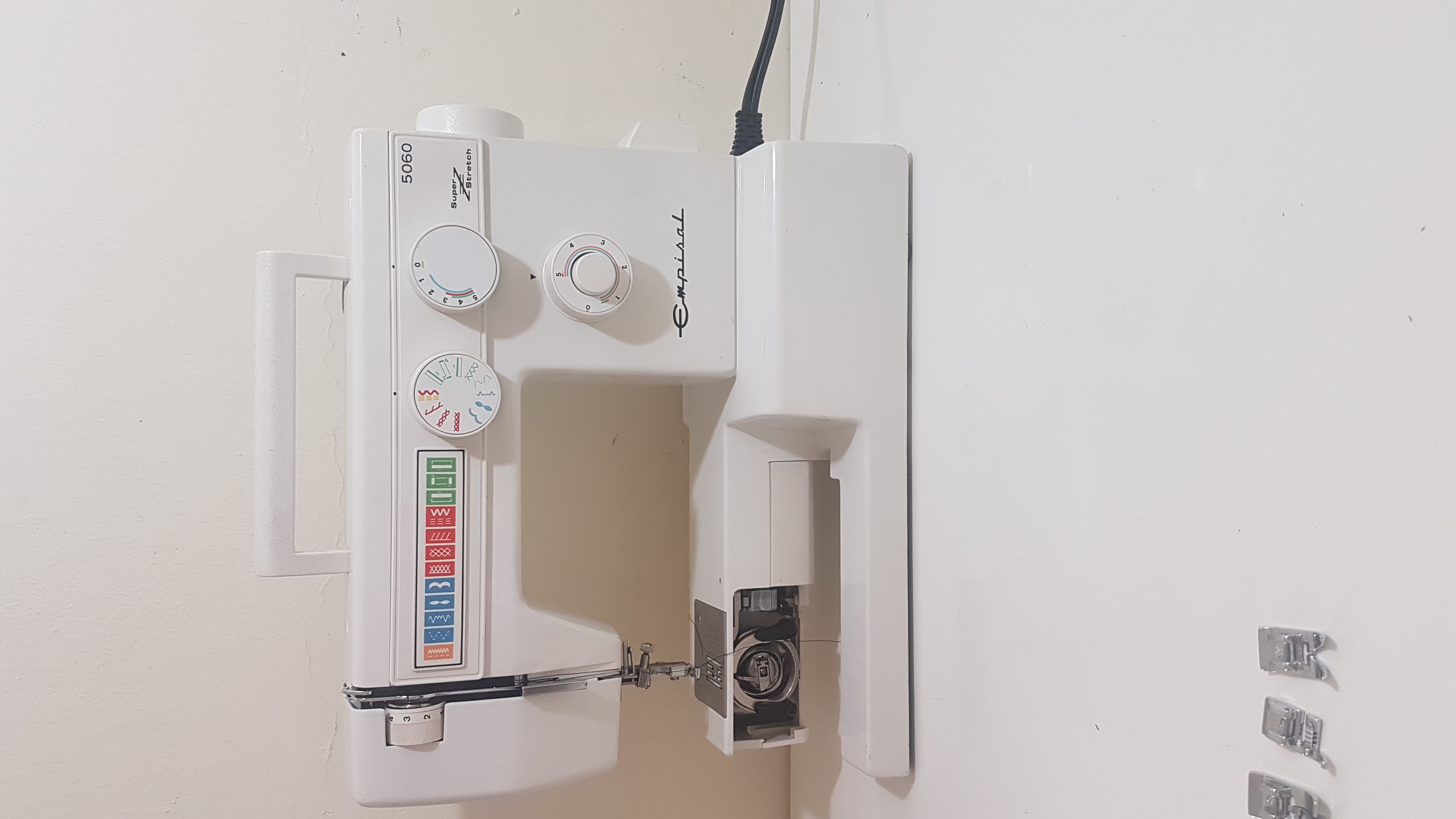Sewing Machine with Assorted feet