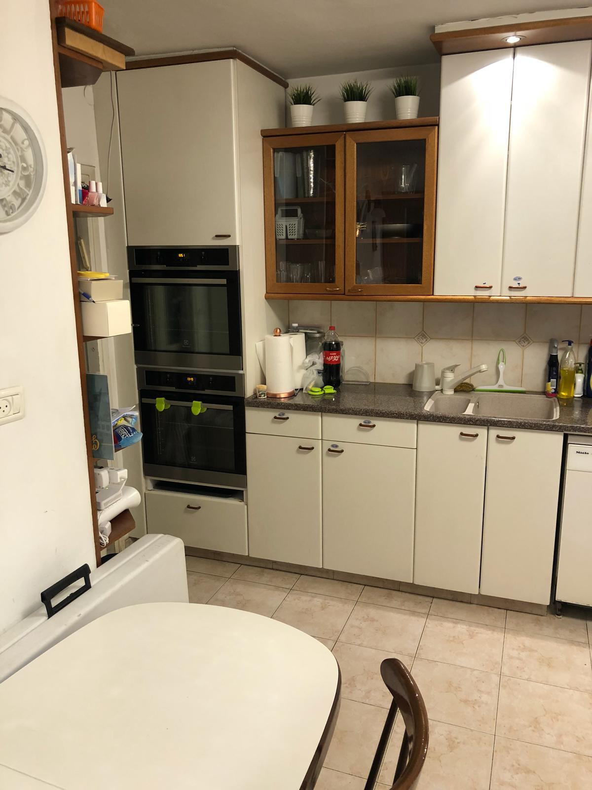 Kitchen wall ovens
