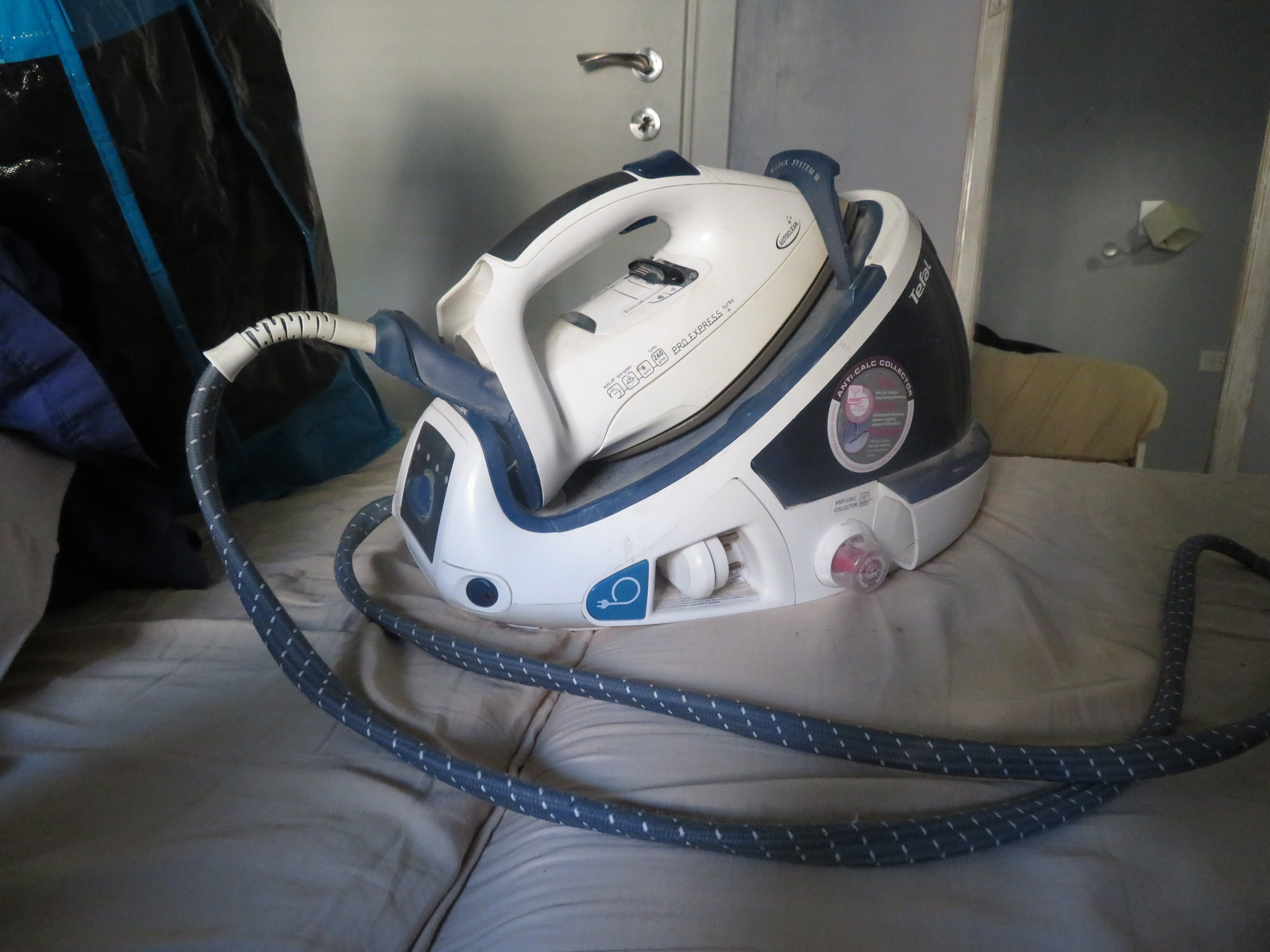 Tefal big heavy duty iron- makes ironing a breeze!