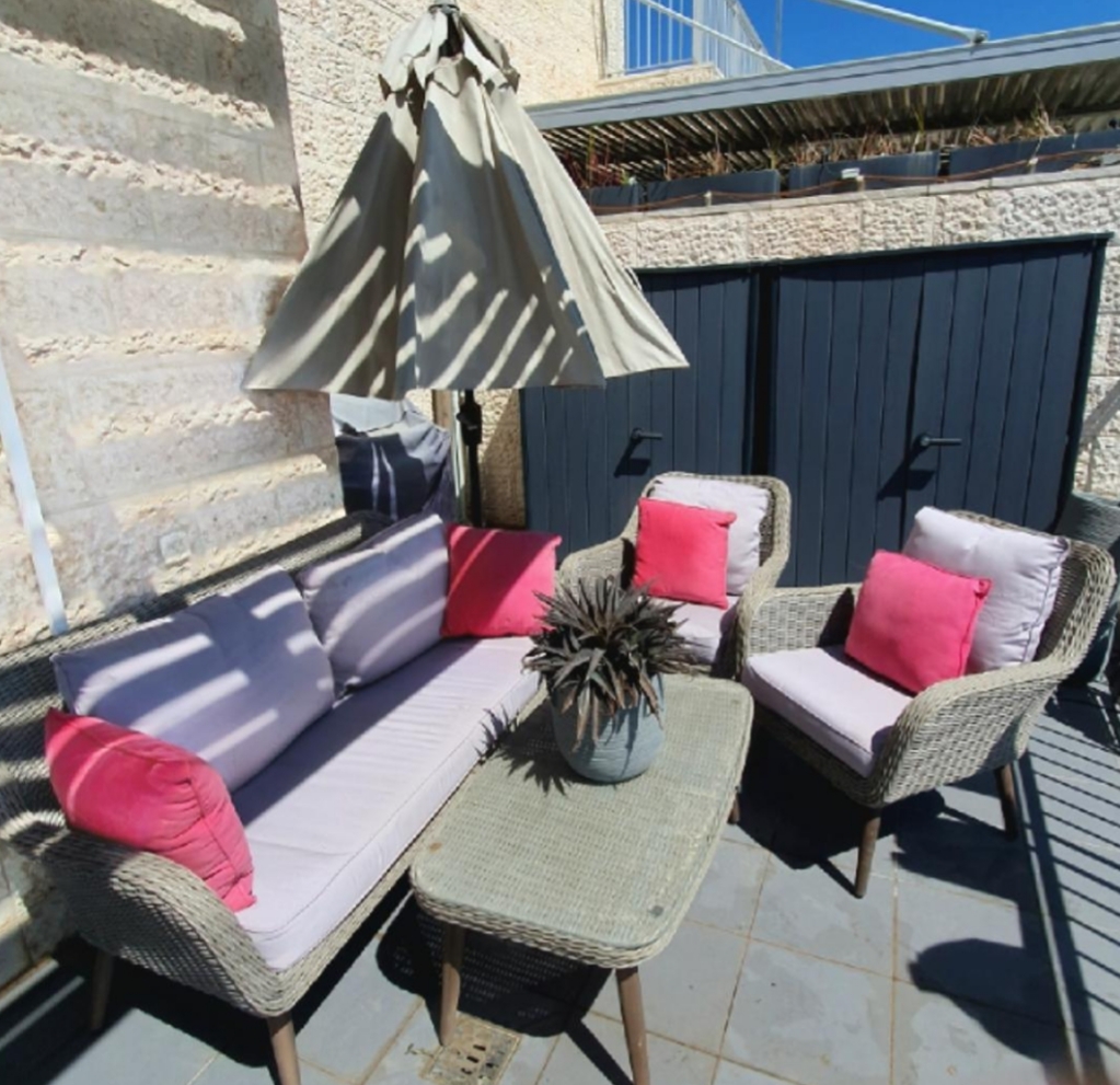 Outdoor Furniture; Weber Grill