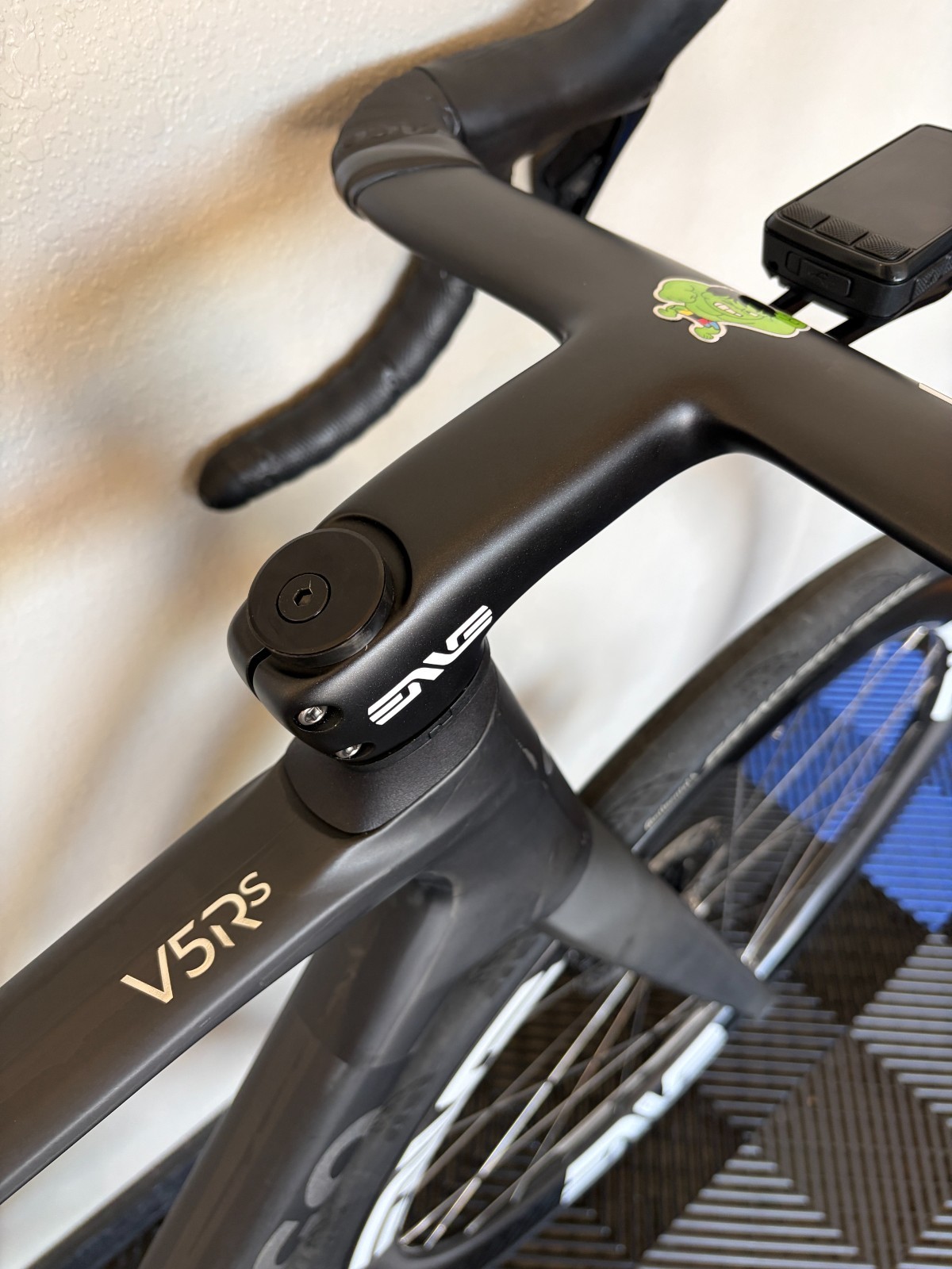 2026 Colnago V5Rs (485) Dark Series Disc Road Bike, Dura-Ace ENVE 4.5 Pro Wheels - image 4