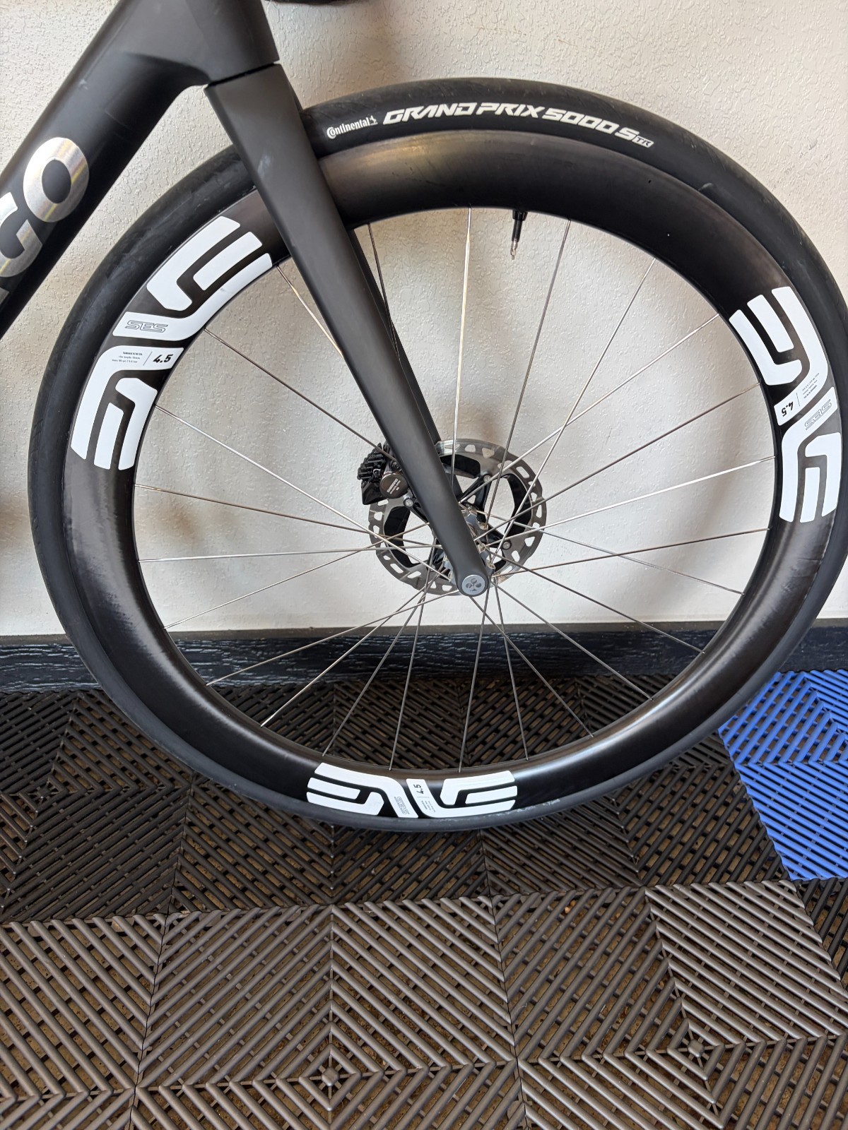 2026 Colnago V5Rs (485) Dark Series Disc Road Bike, Dura-Ace ENVE 4.5 Pro Wheels - image 5