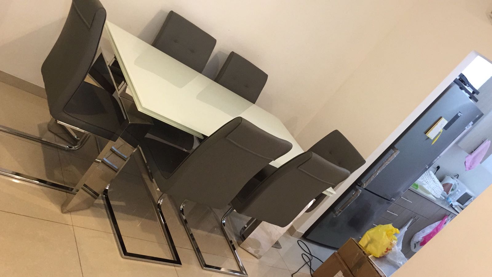 Beautiful Glass Dining Table – Excellent Condition