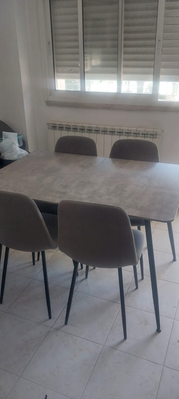 סט יפהפה של שולחן ו-4 כיסאות,   4-chair and table set, 4 chaises + table