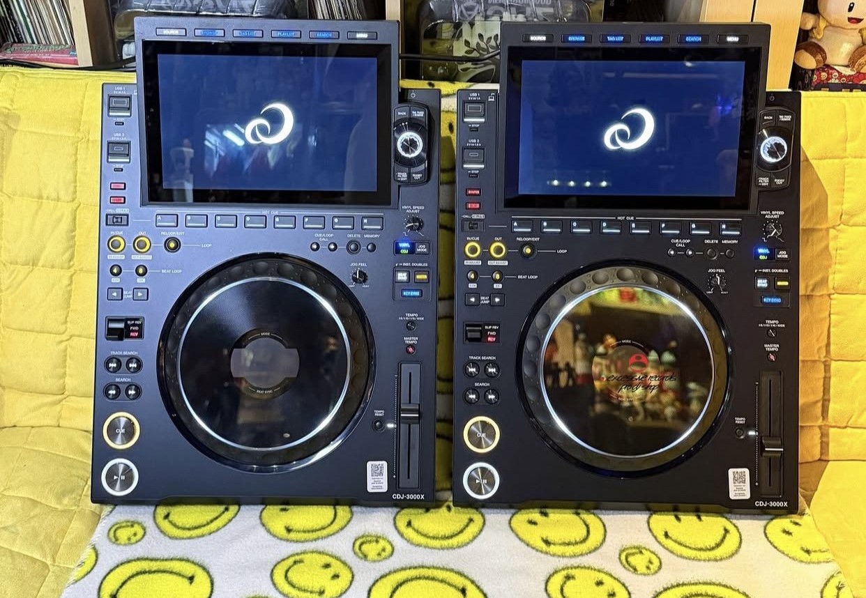 2x AlphaTheta CDJ-3000X, DJM-Euphonia, Pioneer CDJ-3000-W (2) + 1xDJM-900NXS2-W