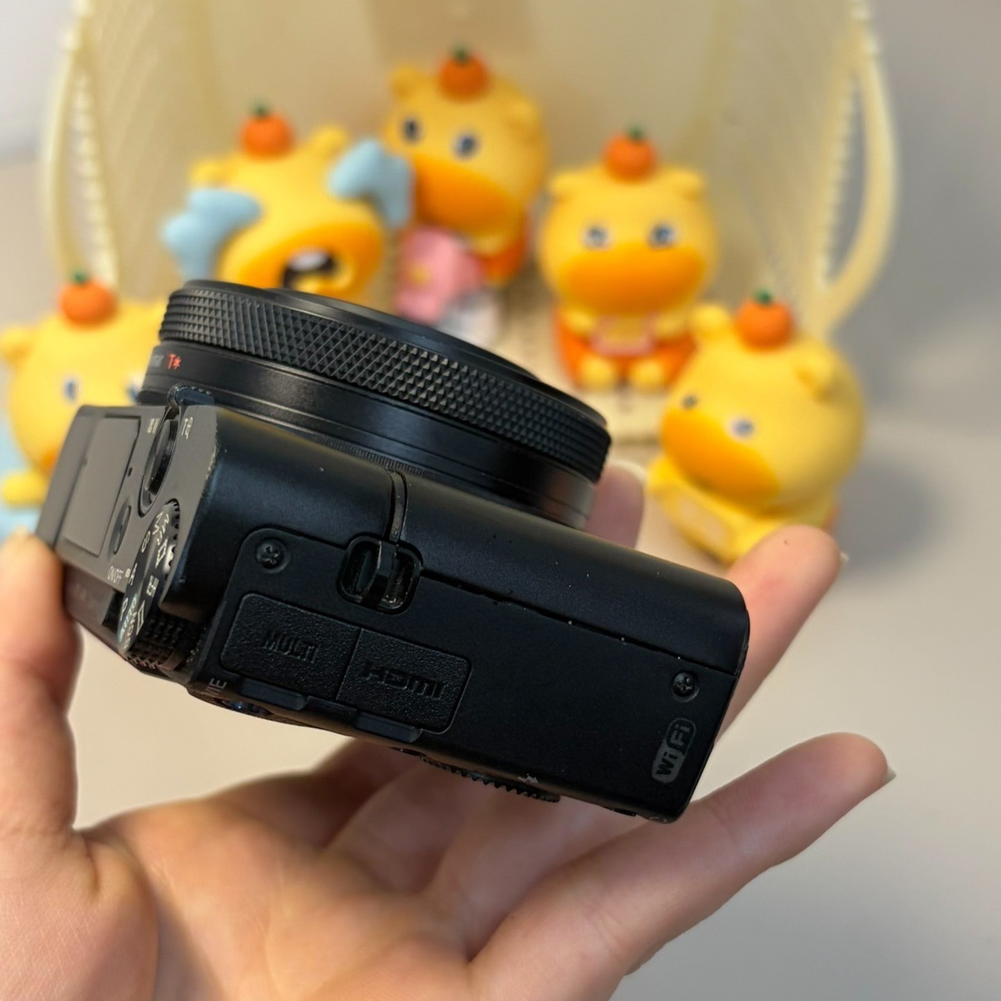 Sony RX10 V Digital Camera - image 2