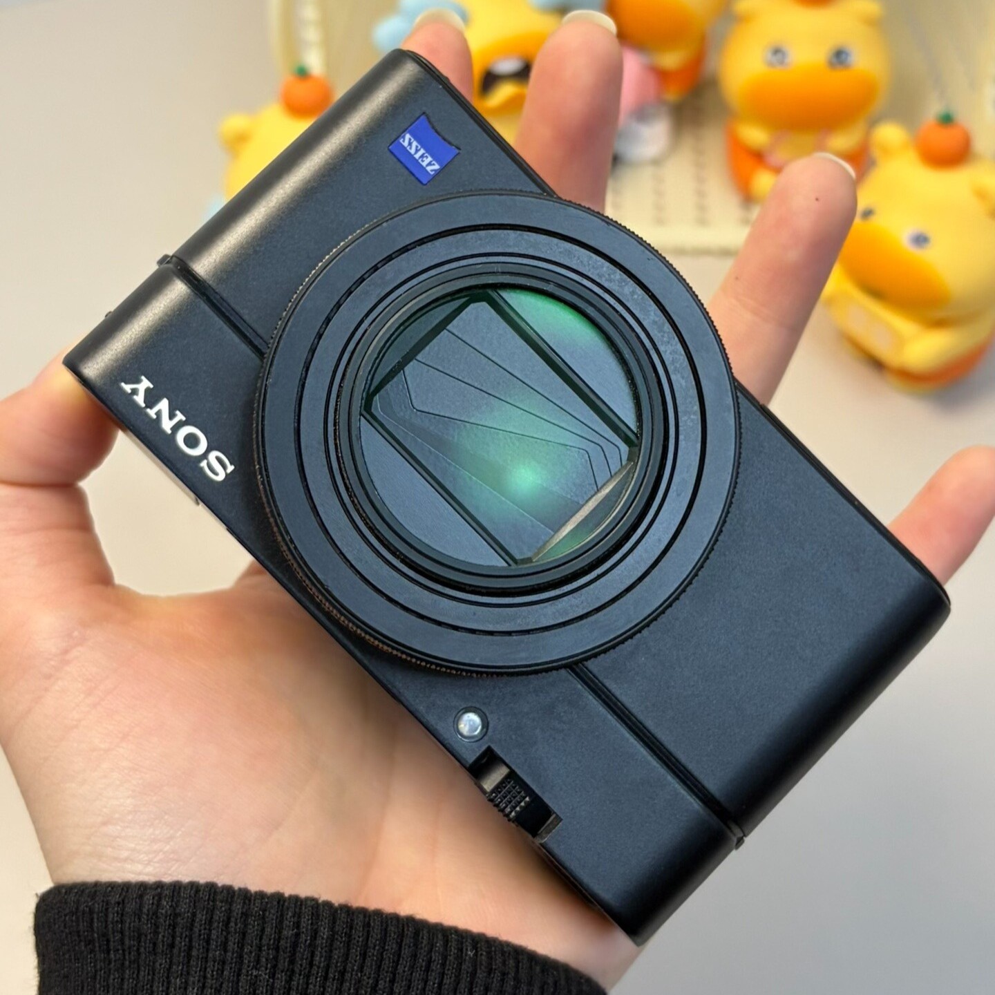 Sony RX10 V Digital Camera - image 4