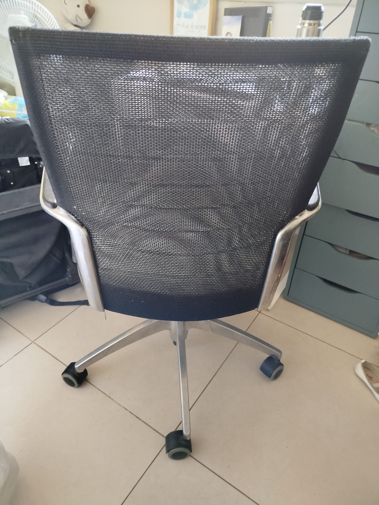 Office chair with height adjustment in excellent condition.