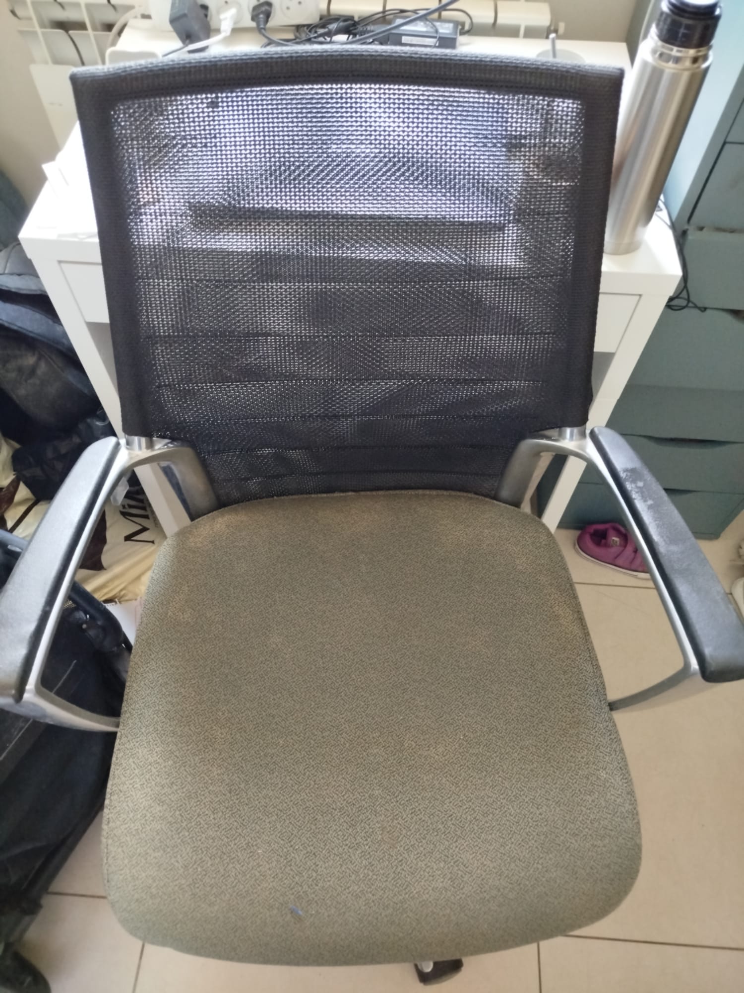 Office chair with height adjustment in excellent condition. - image 2