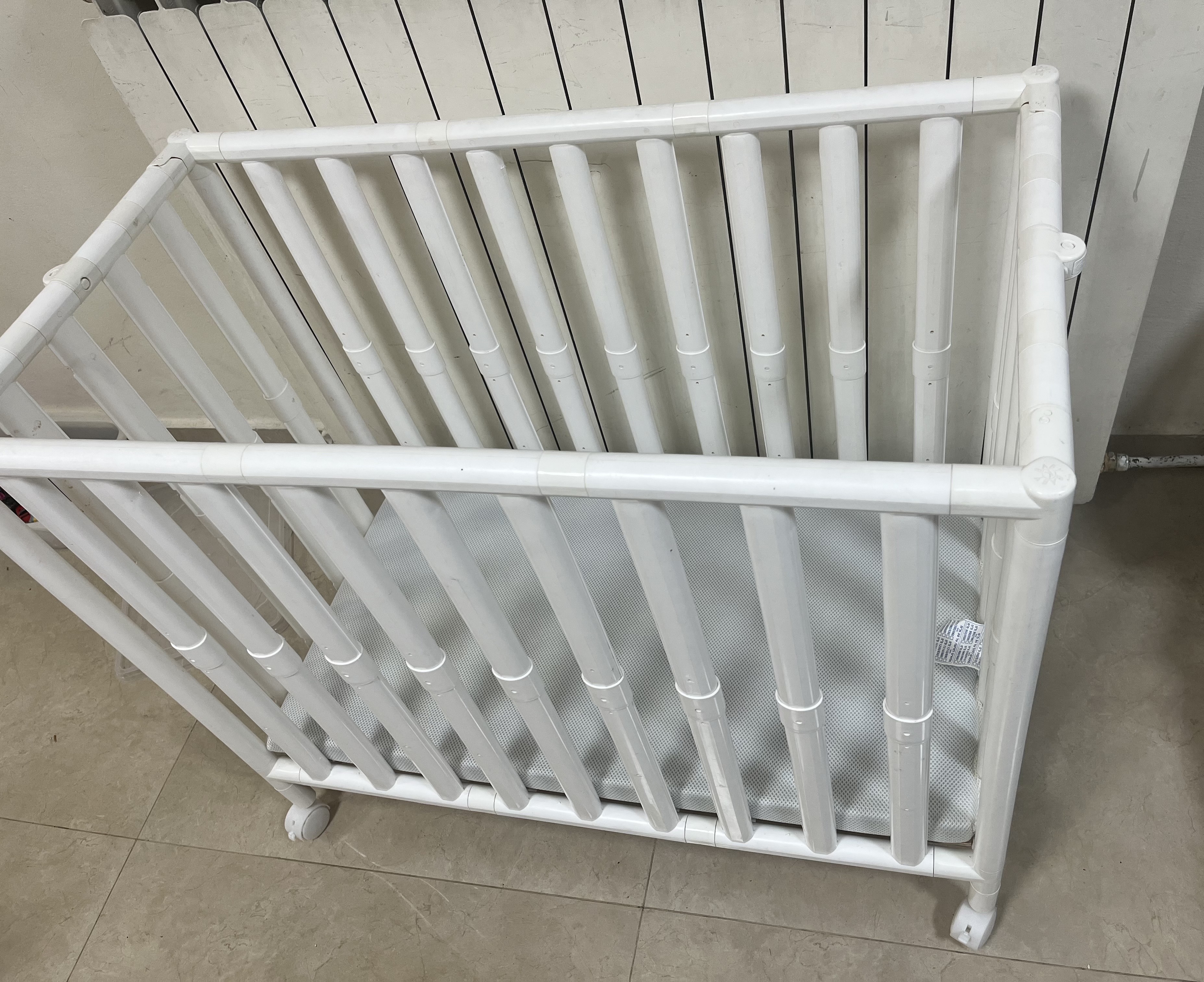 Plastic folding crib extra narrow size - image 2