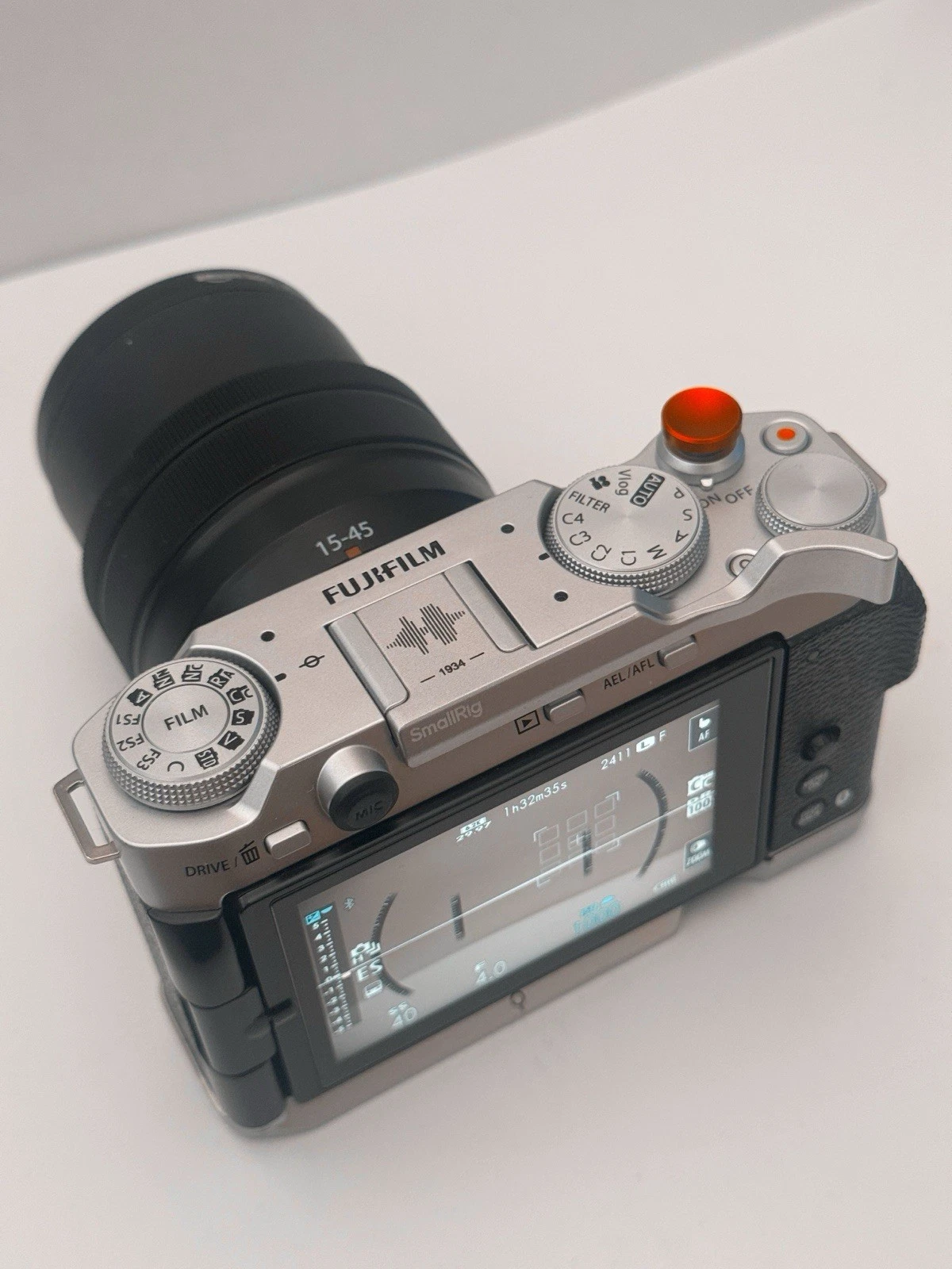 FUJIFILM X-M5 Mirrorless Camera with XC 15-45mm f/3.5-5.6 Lens (Silver)