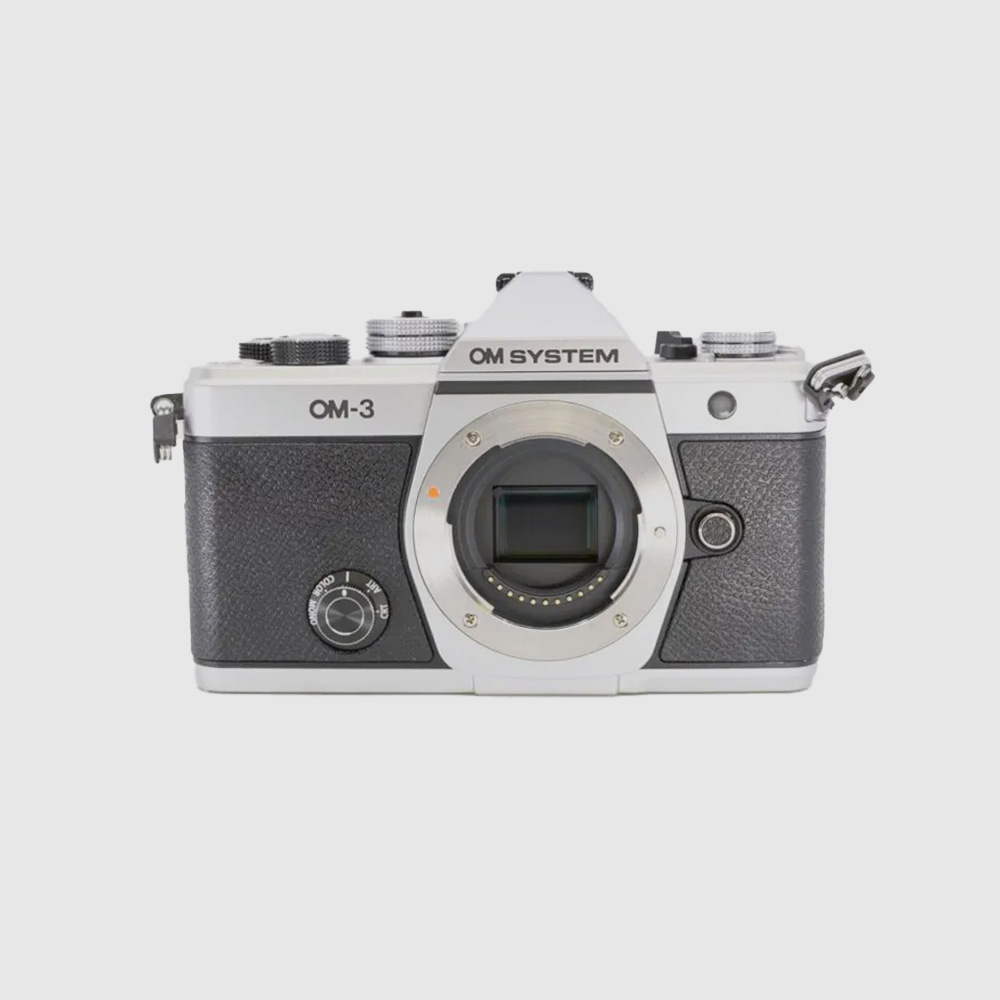 מצלמת Olympus OM-3 ללא מראה שעברה הסבה לצילום אינפרא-אדום בספקטרום מלא