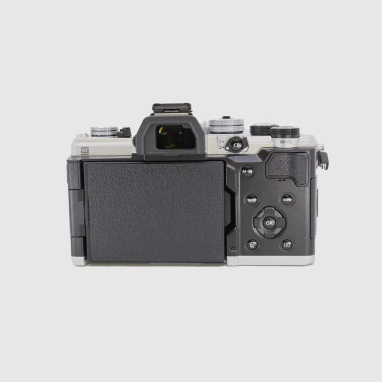 מצלמת Olympus OM-3 ללא מראה שעברה הסבה לצילום אינפרא-אדום בספקטרום מלא - image 3