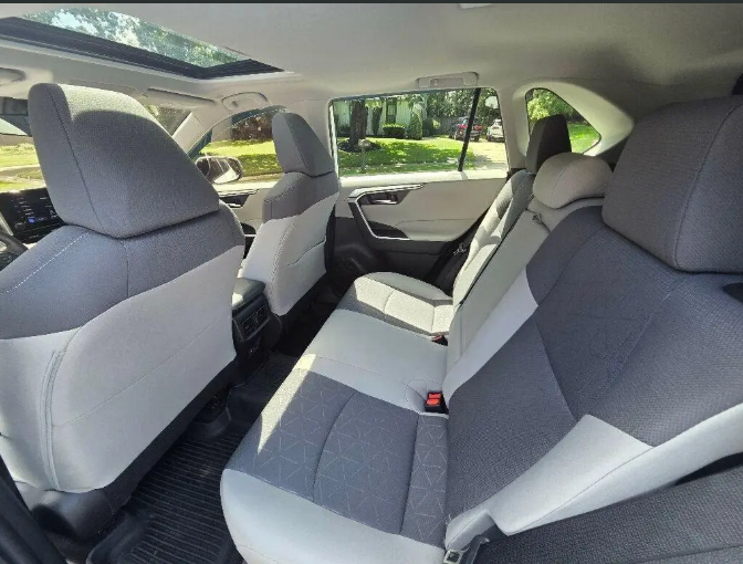 Toyota RAV4 XLE 2025 Low Kilometer - image 2