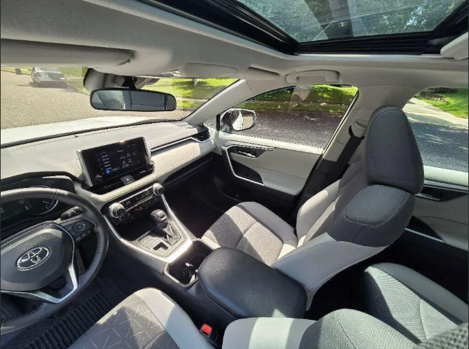 Toyota RAV4 XLE 2025 Low Kilometer - image 3