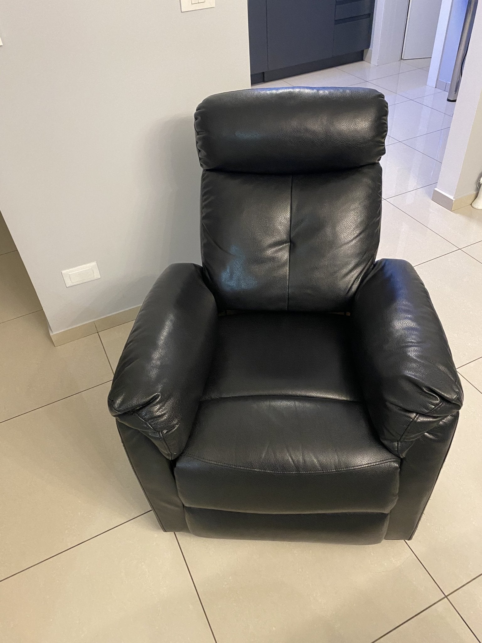Black beautiful recliner - The Jerusalem Market