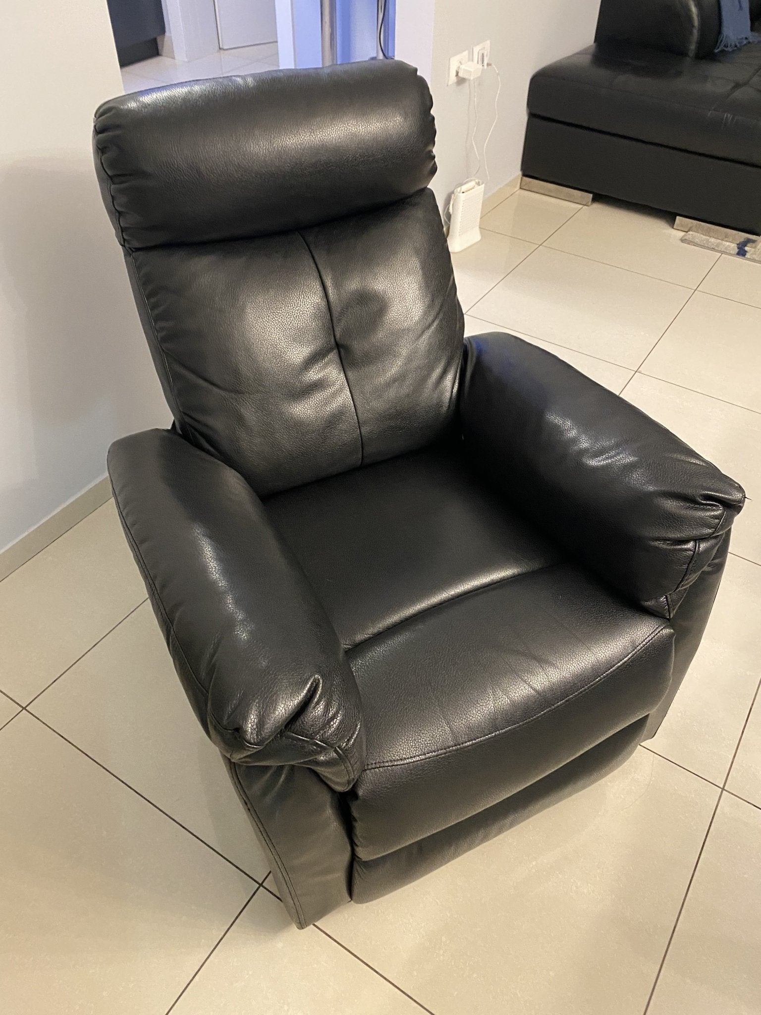 Black beautiful recliner - The Jerusalem Market