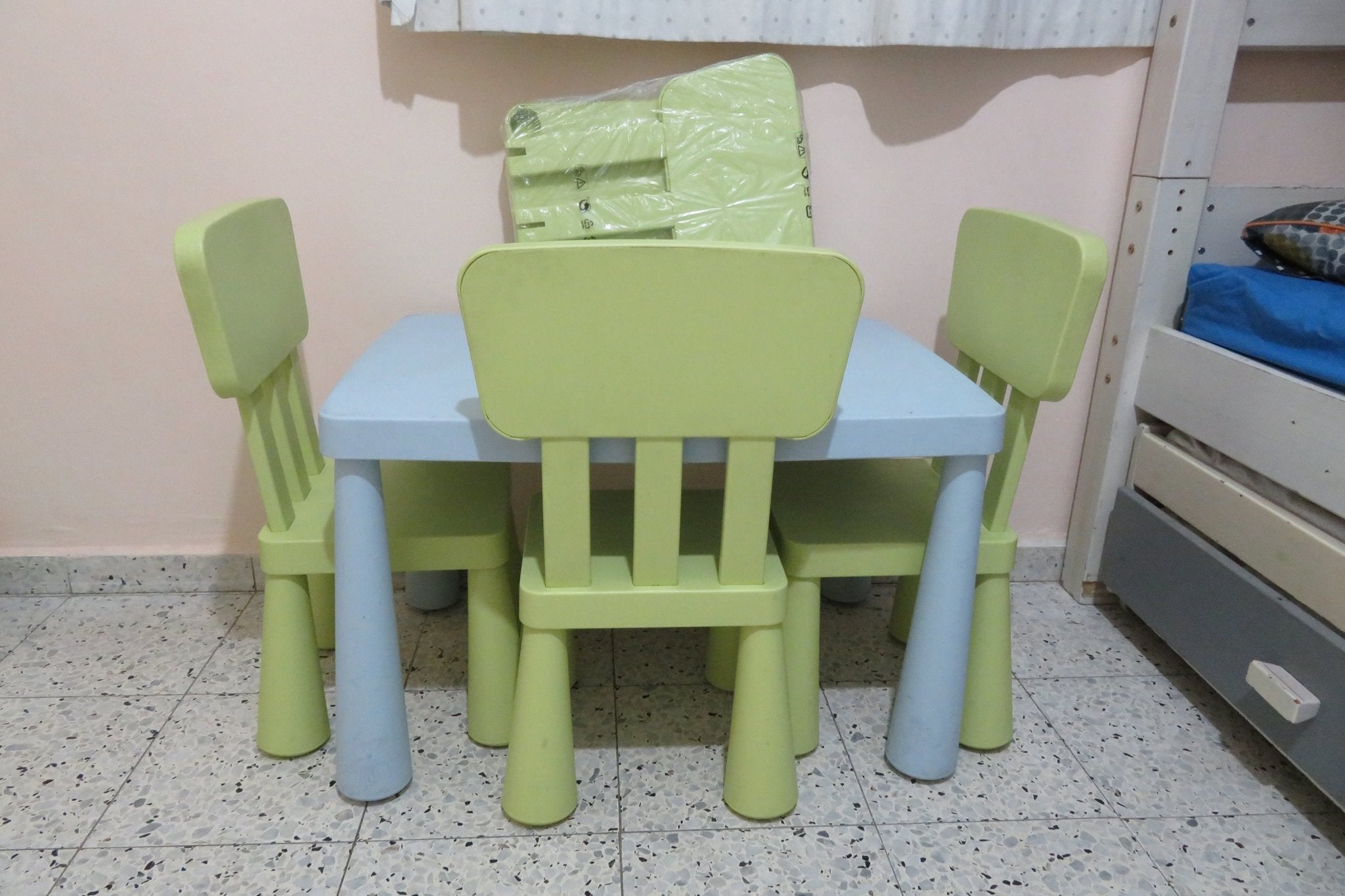 Kids table and 4 chairs - The Jerusalem Market