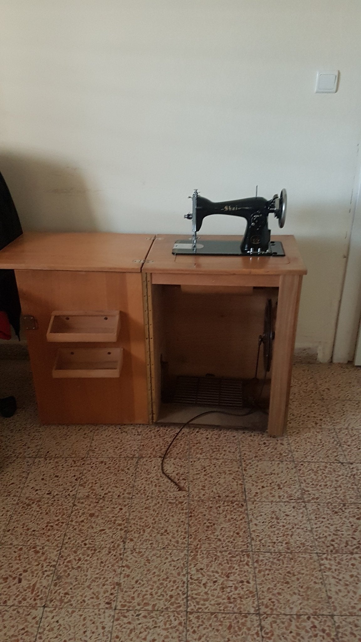 Antique Treadle Sewing Machine with Table - The Jerusalem Market