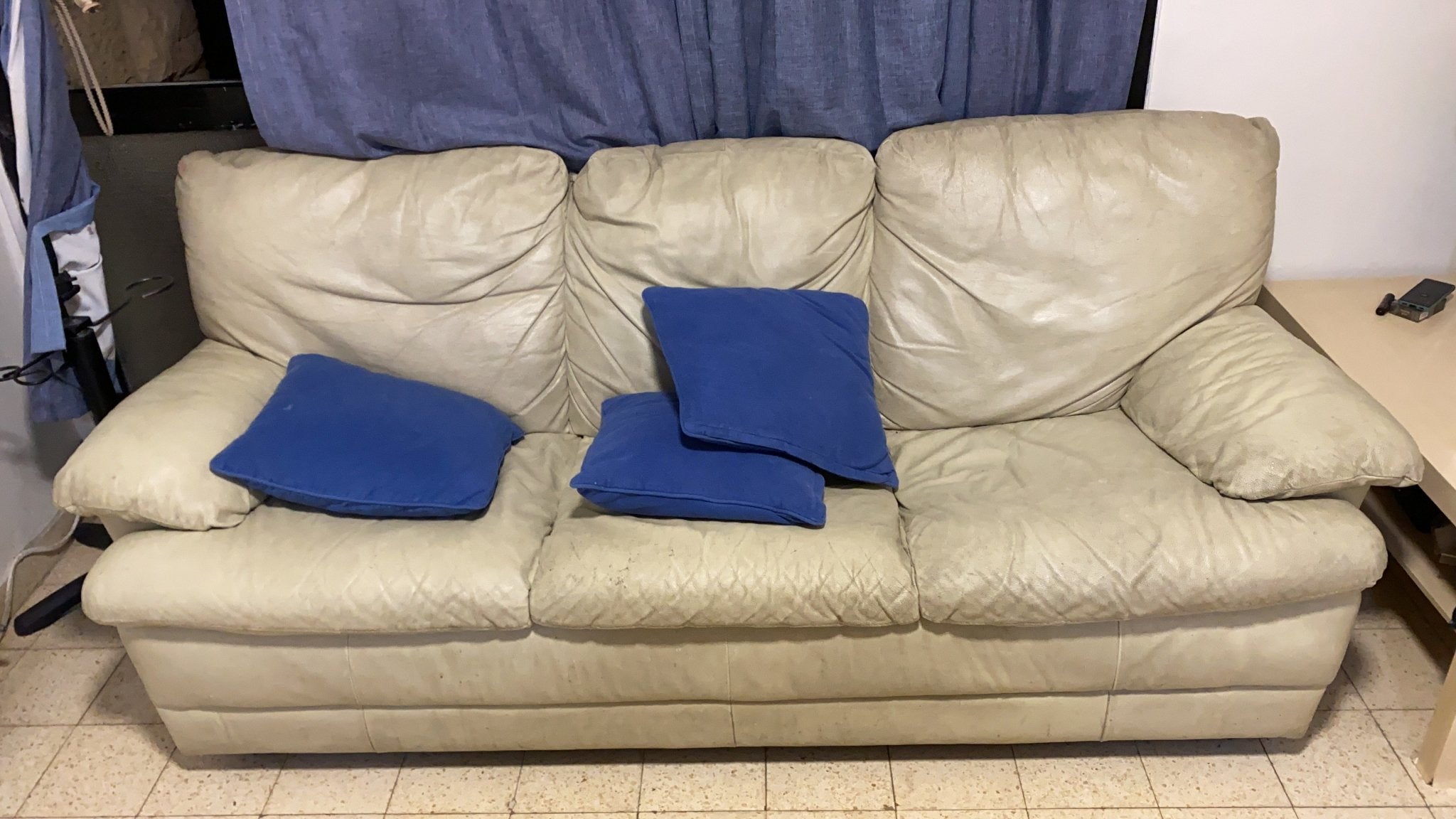 3 seater couch - The Jerusalem Market