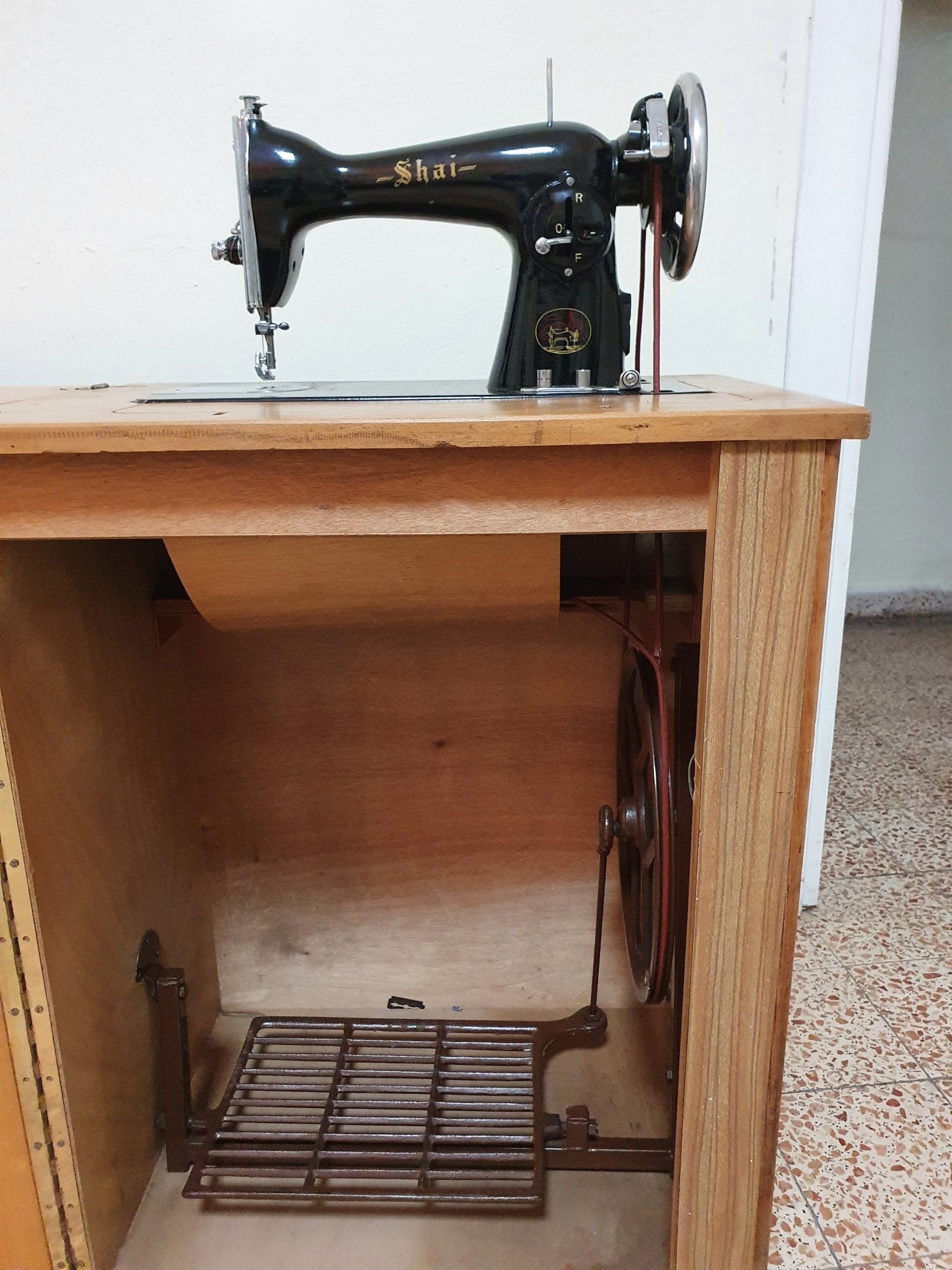 Antique Treadle Sewing Machine with Table - The Jerusalem Market